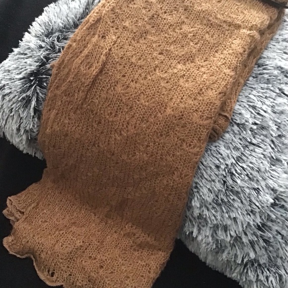 New scarf never worn - Picture 4 of 15